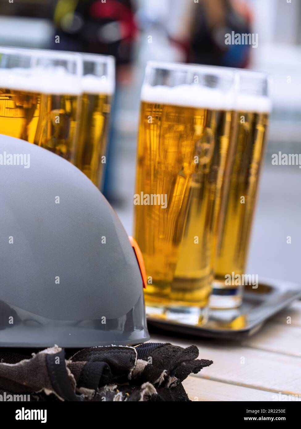 Gläser Bier auf einem Tisch mit Kletterhelm Zugspitze, Deutschland Stockfoto