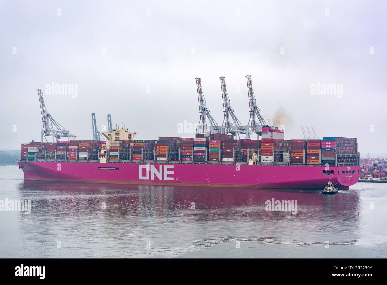 Containerschiff verlässt Terminal, Southampton Hafen, Southampton, Hampshire, England, Vereinigtes Königreich Stockfoto