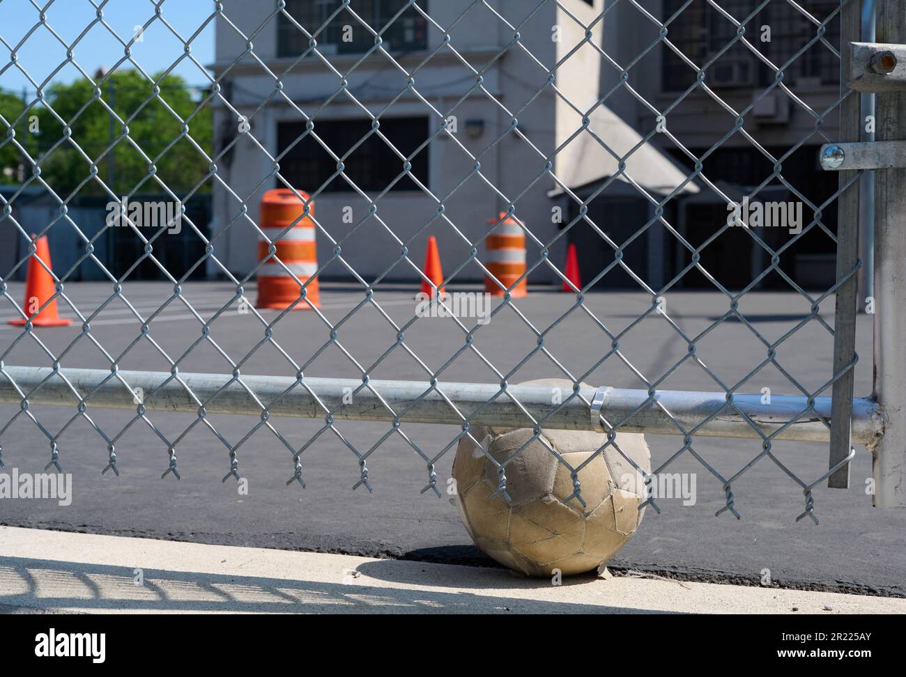 New York, New York, USA. 16. Mai 2023. Schulhof von PS 17 in der Williamsburg-Abteilung von Brooklyn (Credit Image: © Edna Leshowitz/ZUMA Press Wire) NUR REDAKTIONELLE VERWENDUNG! Nicht für den kommerziellen GEBRAUCH! Stockfoto