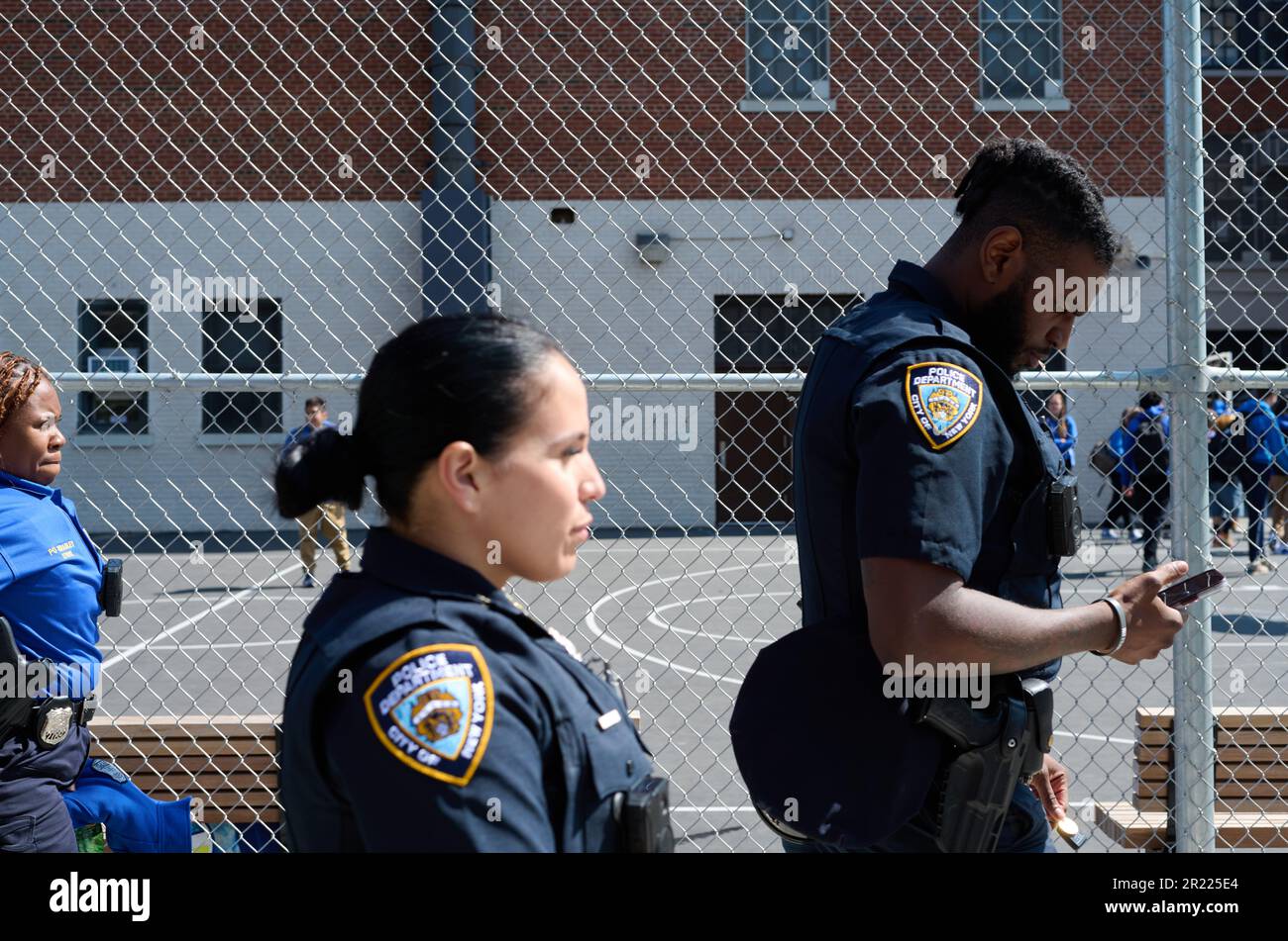 New York, New York, USA. 16. Mai 2023. NYPD-Präsenz außerhalb von PS 17 in der Williamsburg-Abteilung von Brooklyn, da die Vorbereitungen für das Gym der Schule laufen, um eintreffende Asylbewerber unterzubringen (Kreditbild: © Edna Leshowitz/ZUMA Press Wire), NUR REDAKTIONELLE VERWENDUNG! Nicht für den kommerziellen GEBRAUCH! Stockfoto