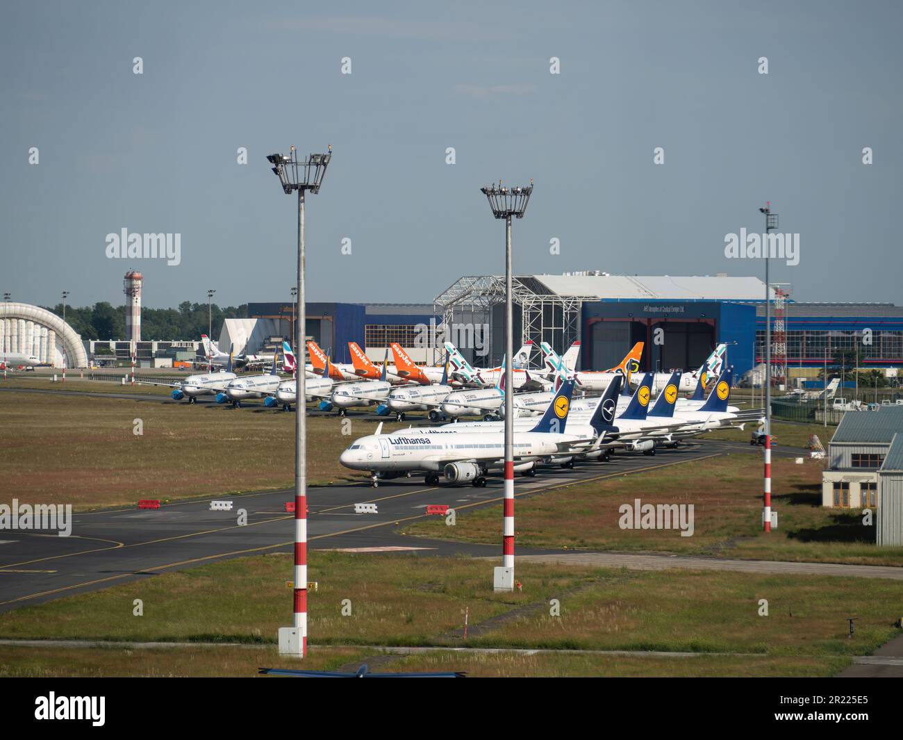 Lufthansa und easyJet Flugzeuge Parkverbot auf einem Flugplatz aufgrund von COVID19 Stockfoto