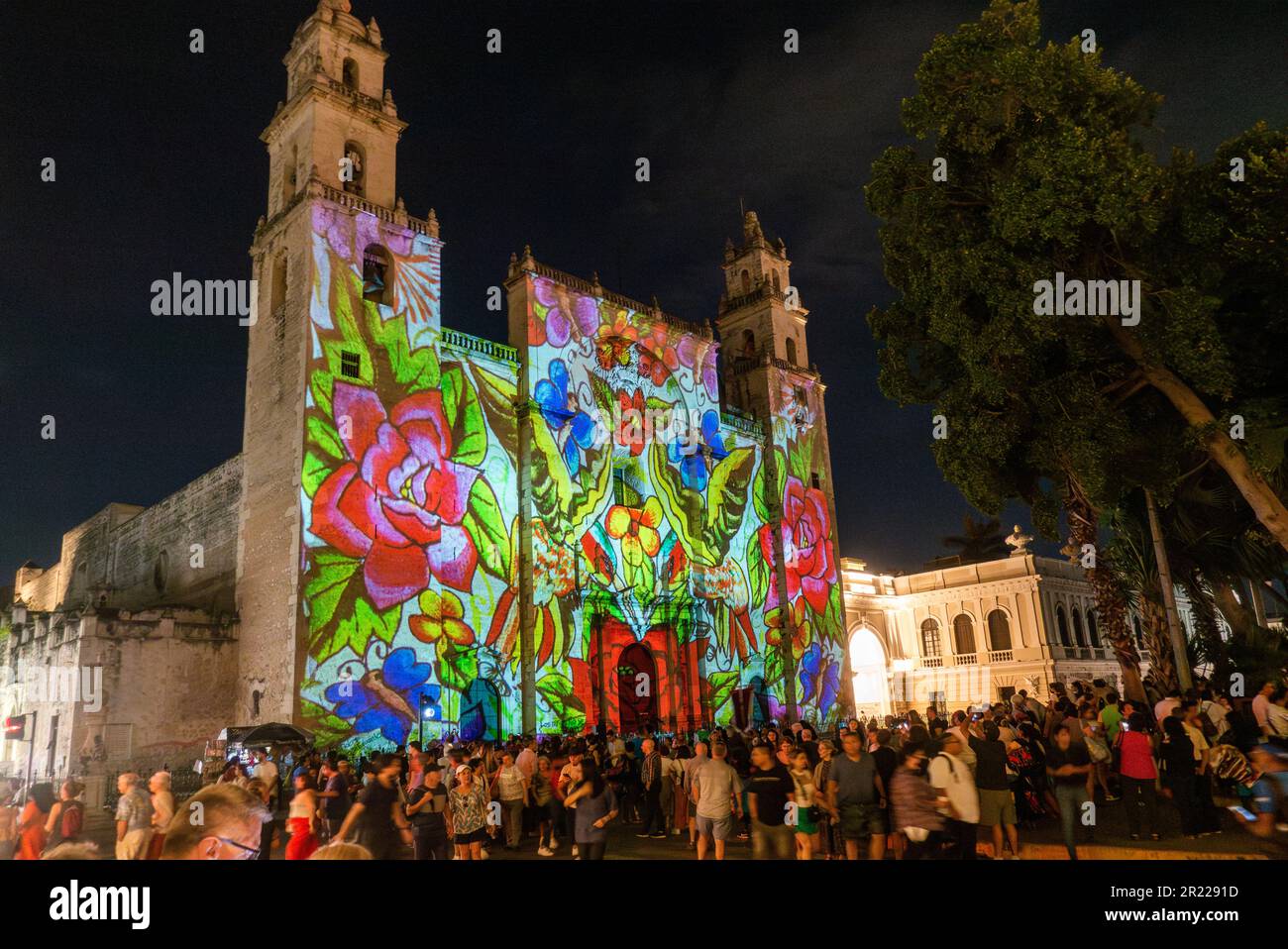 Nights of Light und Sound Video Mapping Show auf der Vorderseite der Kathedrale von Merida San Ildefonso Yucatan Mexiko Stockfoto