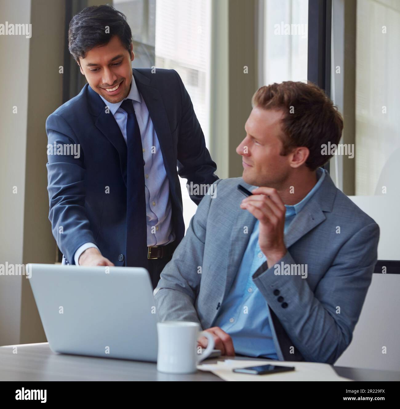 Zweiergruppe. Geschäftsleute, die in ihrem Büro arbeiten. Stockfoto