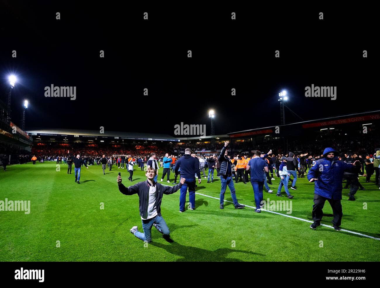 Die Fans von Luton Town erobern das Spielfeld, wenn sie ihren Platz im