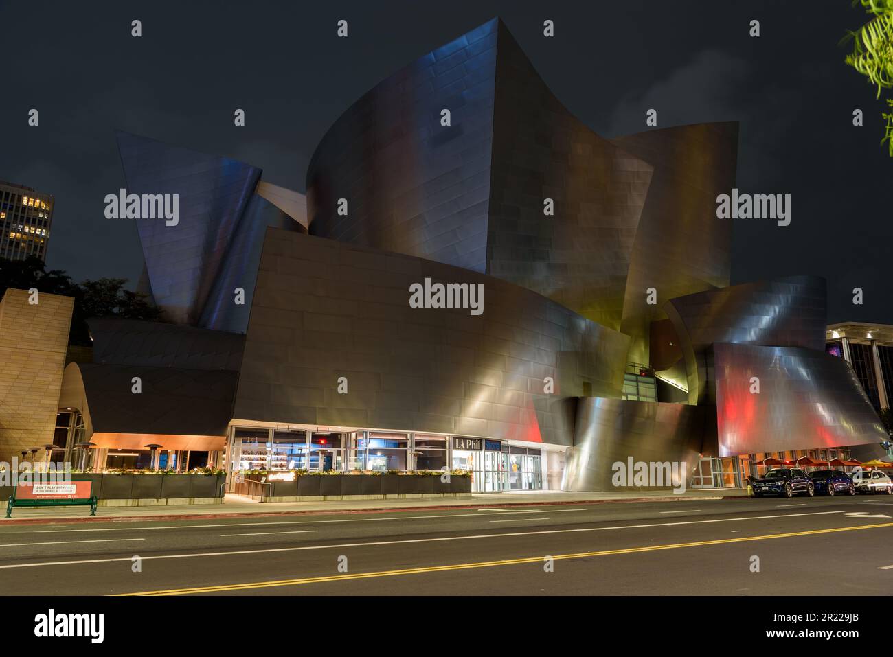 Nachtsicht auf die Walt Disney Concert Hall in der South Grand Avenue im Zentrum von Los Angeles Stockfoto