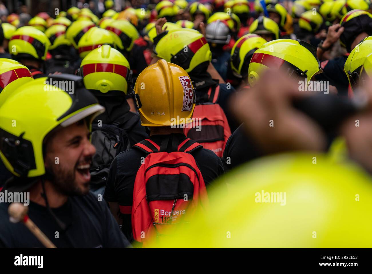 Madrid, Spanien. 16. Mai 2023. Feuerwehrleute, die während der Demonstration ihre Helme trugen. Demonstration spanischer Feuerwehrleute, organisiert vom Berufsverband der Feuerwehrleute (CUBP). Die Feuerwehrleute haben angekündigt, dass sie um die Annahme eines Rahmengesetzes bitten werden, das ihre Funktionen und Befugnisse unterscheidet, da sie dafür gesorgt haben, dass es derzeit viele autonome Gemeinschaften gibt, die keine Gesetze zur Regelung ihrer Tätigkeit haben, sodass sie ungeschützt bleiben. Kredit: SOPA Images Limited/Alamy Live News Stockfoto