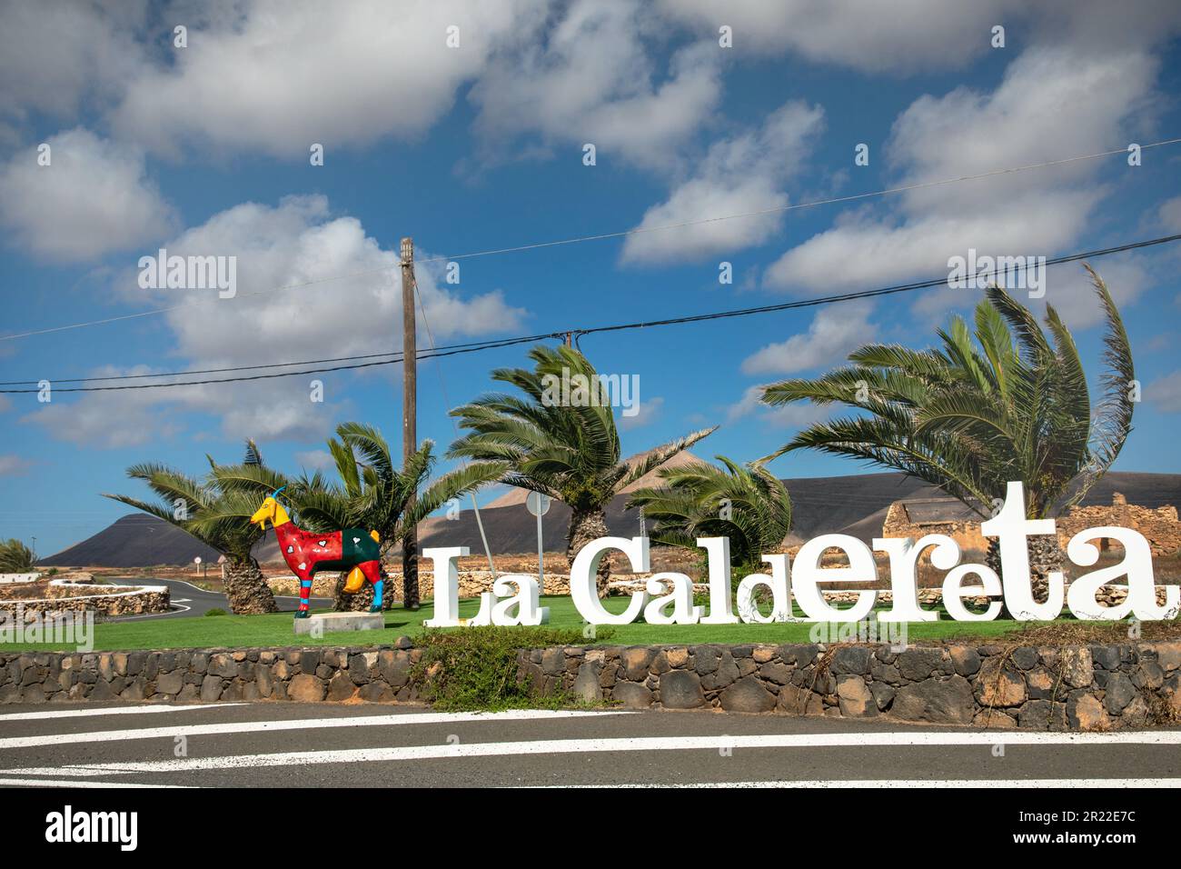 Stadtzeichen des Dorfes La Caldereta mit Skulptur einer Ziege, Kanarische Inseln, Fuerteventura Stockfoto