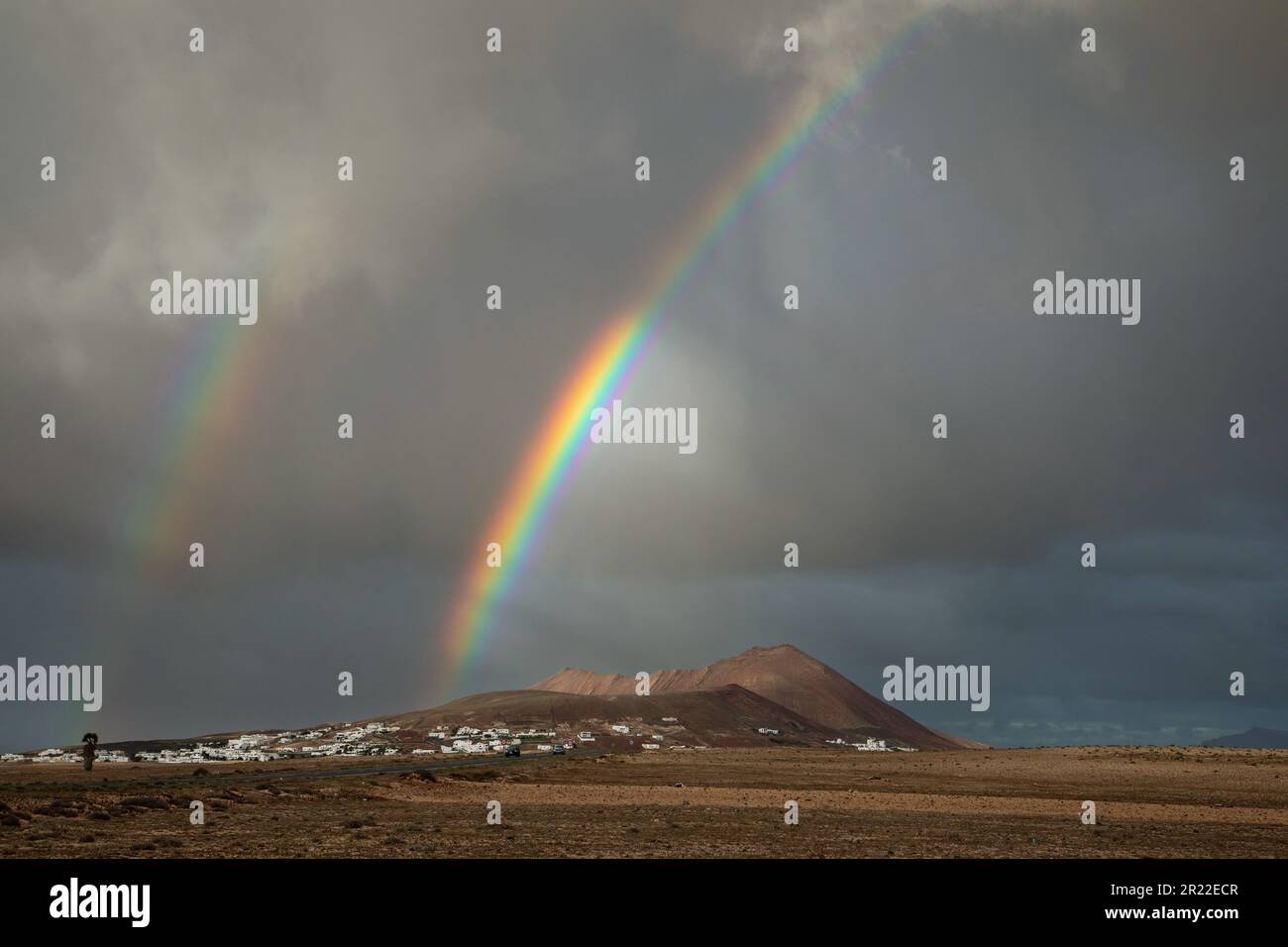 Doppelter Regenbogen über Soo und Caldera Trasera, Kanarische Inseln, Lanzarote Stockfoto