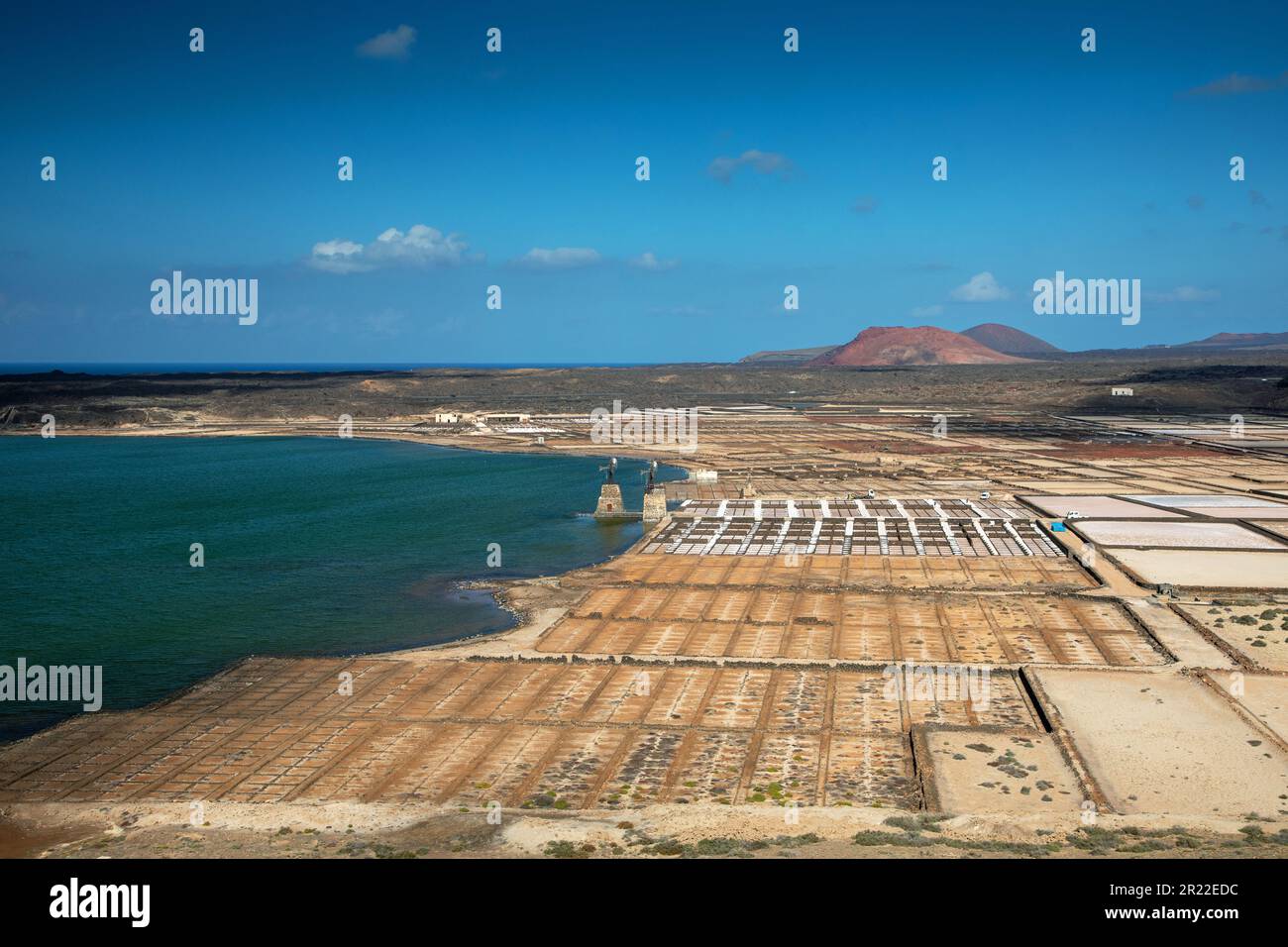 Salinas de Janubio, Verdampfungsbecken mit unterschiedlicher Salzkonzentration, Kanarische Inseln, Lanzarote, Yaiza Stockfoto