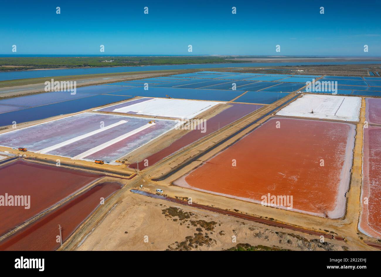 Saline Bonanza am Fluss Guadalquivir, Verdampfungsbecken mit unterschiedlicher Salzkonzentration, Spanien, Andalusien, Sanlucar de Barrameda Stockfoto
