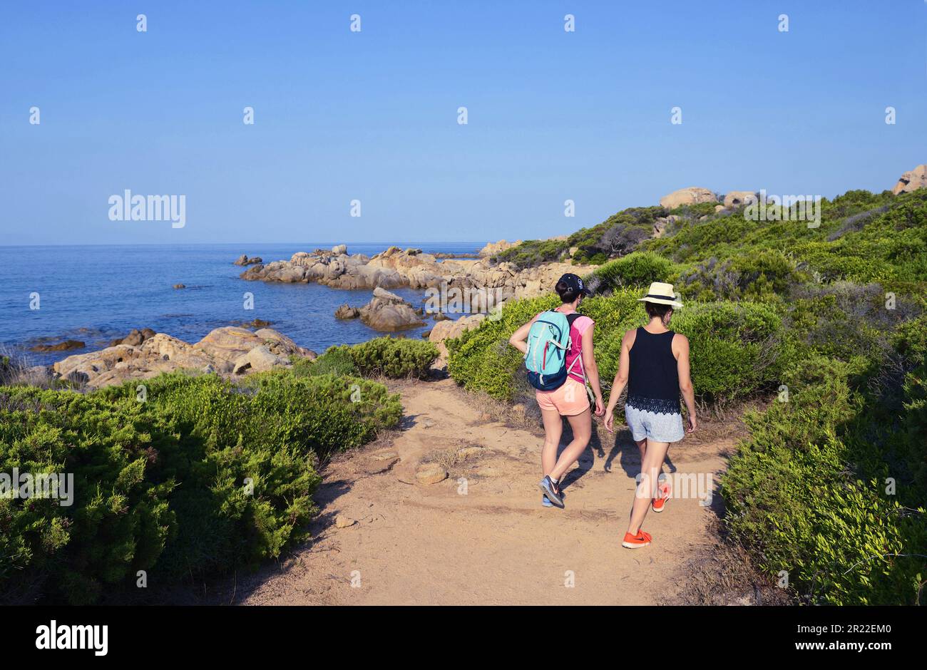 Küstenpfad von Bruzzi im Norden der Stadt Bonifacio, Frankreich, Korsika, Bonifacio, Pianottoli-Caldarello Stockfoto