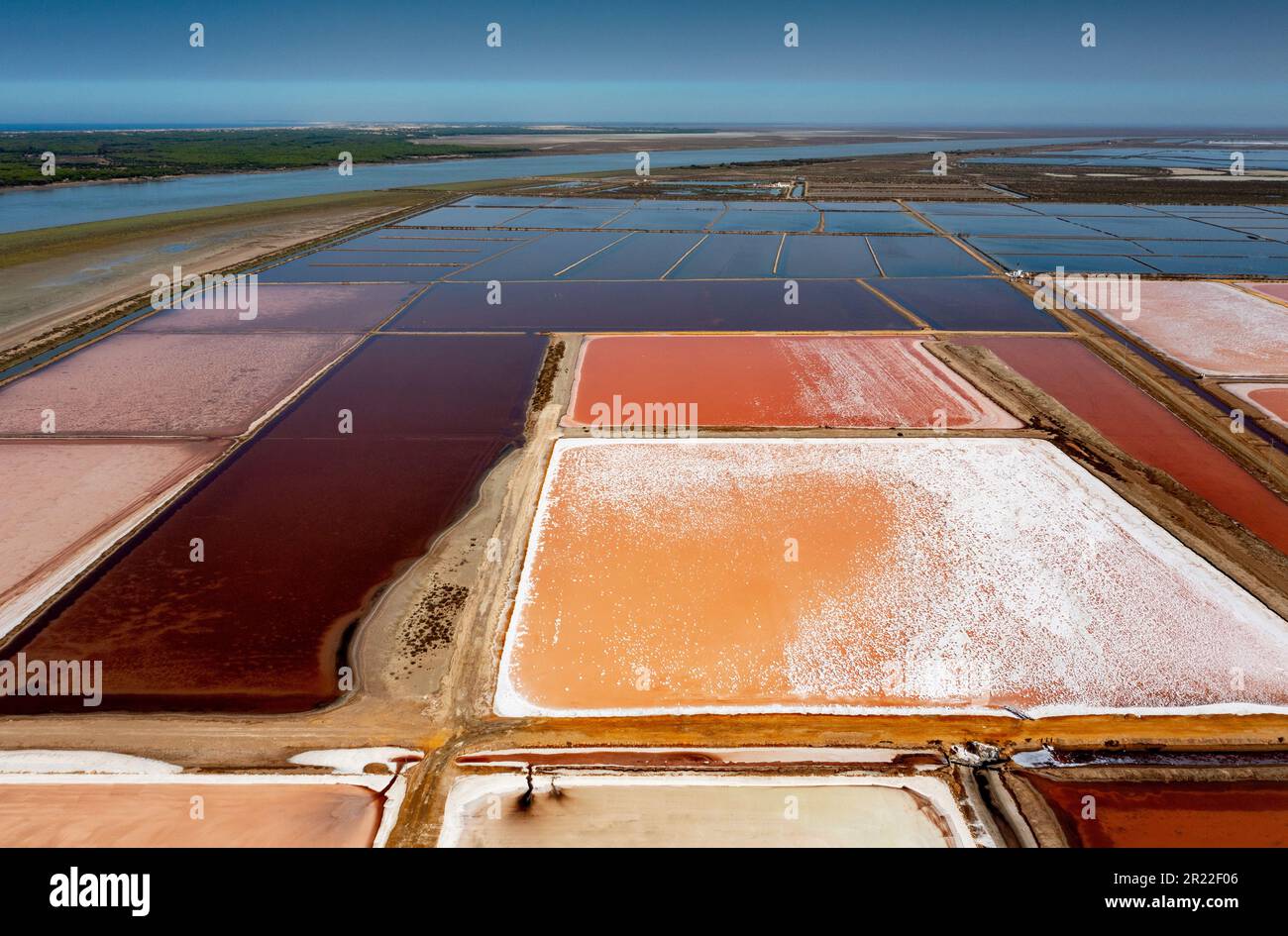 Saline Bonanza am Fluss Guadalquivir, Verdampfungsbecken mit unterschiedlicher Salzkonzentration, Spanien, Andalusien, Sanlucar de Barrameda Stockfoto