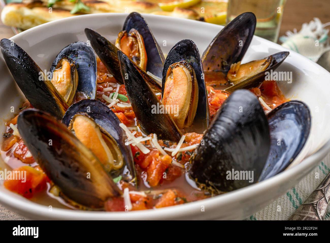 Gebackene Muscheln mit Knoblauch und Tomaten. Über Schuss. Stockfoto