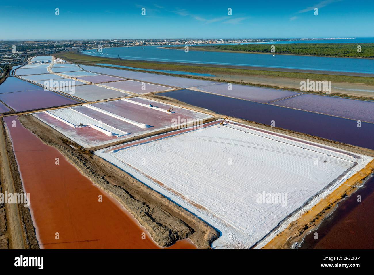 Saline Bonanza am Fluss Guadalquivir, Verdampfungsbecken mit unterschiedlicher Salzkonzentration, Spanien, Andalusien, Sanlucar de Barrameda Stockfoto