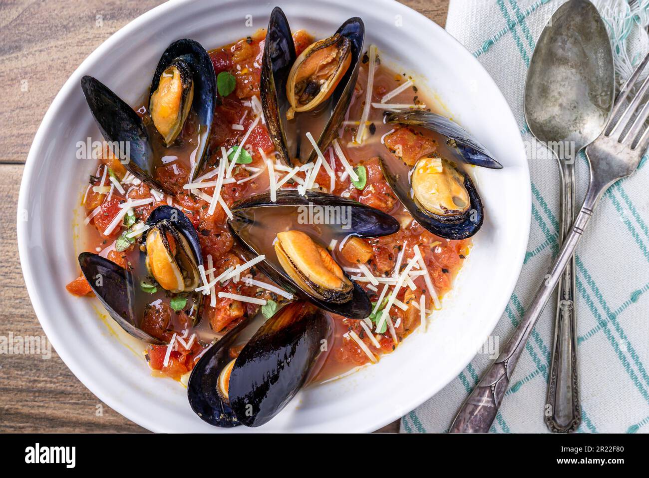 Gebackene Muscheln mit Knoblauch und Tomaten. Über Schuss. Stockfoto