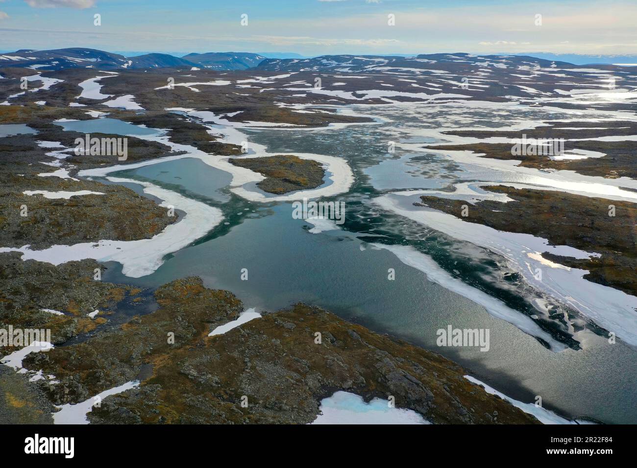 Tundra in Norwegen mit Teichen und Schneefeldern, Luftaufnahme, Finnland, Finnmark, Nordkyn Stockfoto