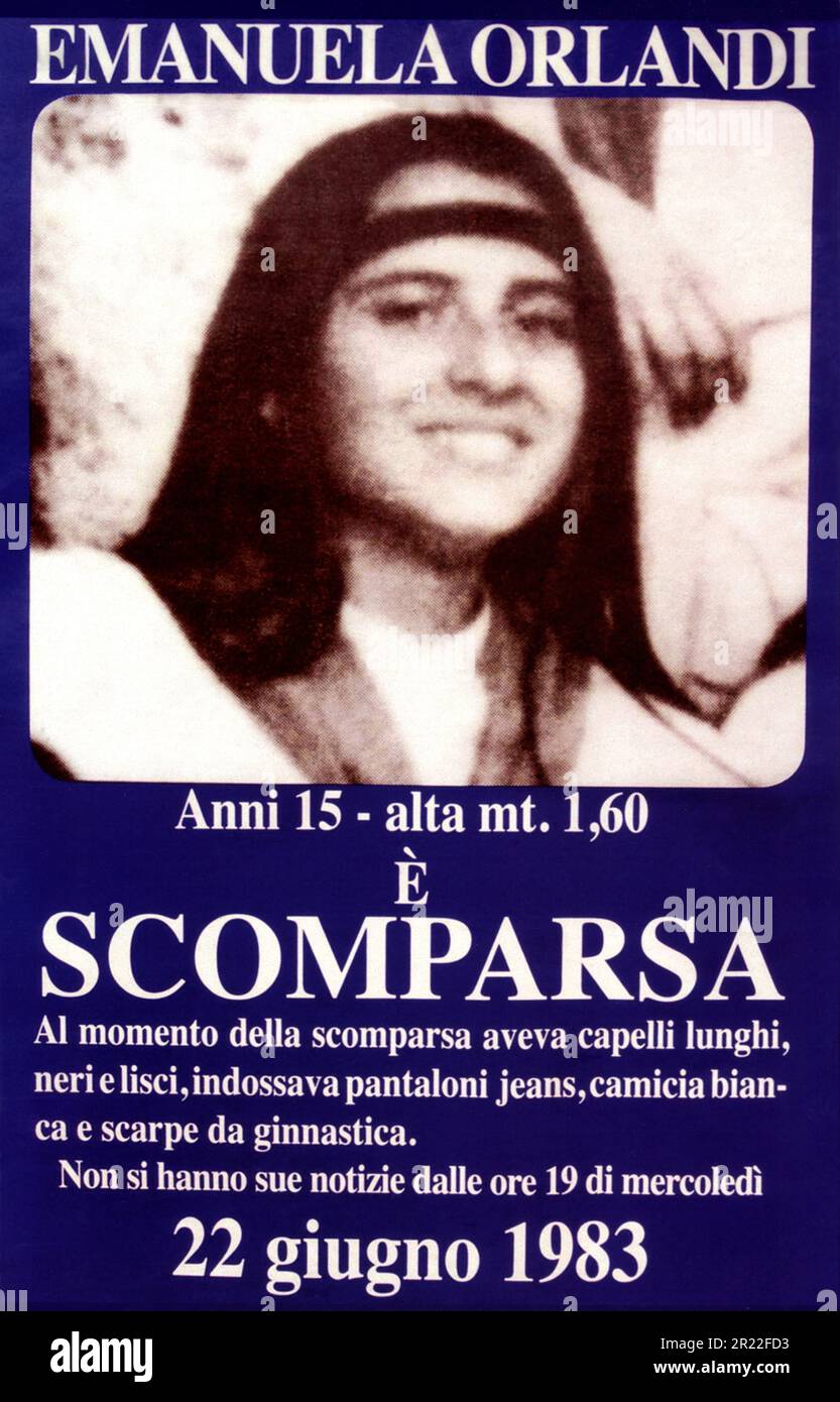 1983 , Rom , ITALIEN : das junge Mädchen EMANUELA ORLANDI ( 1968 - entführt 1983 ) . Eines der berühmtesten ungelösten Verbrechen der italienischen Geschichte. Erschien am Tag des 22 . juni 1983 , 15 Jahre alt . Auf diesem Foto ist das Porträt von Emanuela auf den Plakaten zu sehen , auf denen seine Entführung steht , die jahrelang die Mauern der Stadt Rom besputzt hat , und das auf Kosten der Familienmitglieder zu posten . Unbekannter Fotograf. - CRONACA NERA - Entführung - Entführung - Portrait - ritratto - Sparizione - Sparizione - Sparita - BELOHNUNG - SCOMPARSA - RAPIMENTO - MISTERO - MISTERY - Kriminelle - criminalità - Verbrechen - n Stockfoto