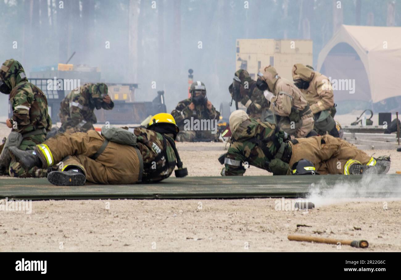 Die Teams nehmen an einer Fog of war Challenge Teil, einem Einsatzort für Notfälle, um Hubschrauberflugzeuge einschließlich Strom und HLK in Verteidigungsposition zu unterstützen, während sie während der Readiness Challenge XI auf dem Luftwaffenstützpunkt Tyndall, Florida, am 27. April 2023 unter simulierten Angriffen stehen. Die Readiness Challenge ist der Höhepunkt für die Bauingenieure der Abteilung der Luftwaffe, um ihre Bereitschaft und Fähigkeit zu demonstrieren, in umstrittenen, gestörten und betrieblich begrenzten Umgebungen integrierte Basisreaktions- und Wiederherstellungsoperationen im gesamten Spektrum durchzuführen. (USA Air Force Foto von Emily Mifsud) Stockfoto
