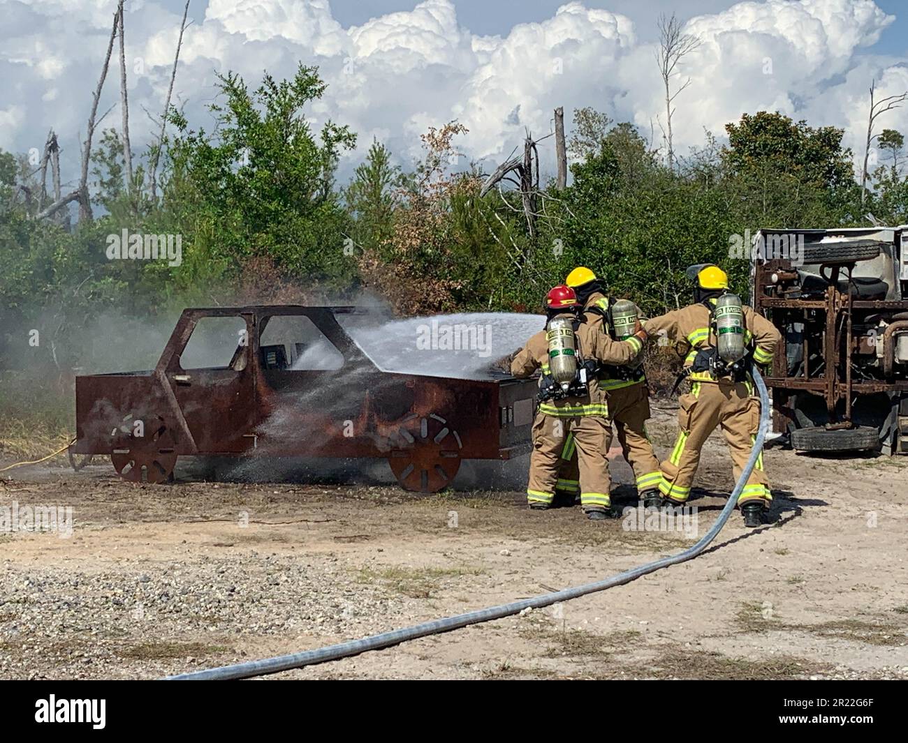 Zivilluftfahrttechniker unter der Leitung des 5. Ziviltechniker-Staffels, Luftwaffenstützpunkt Minot, repräsentiert das Air Force Global Strike Command, bereiten sich auf die HAZMAT-Spill-Veranstaltung bei der Readiness Challenge XI am Luftwaffenstützpunkt Tyndall, Florida, am 25. April 2023 vor. Die Readiness Challenge ist der Höhepunkt für die Bauingenieure der Abteilung der Luftwaffe, um ihre Bereitschaft und Fähigkeit zu demonstrieren, in umstrittenen, gestörten und betrieblich begrenzten Umgebungen integrierte Basisreaktions- und Wiederherstellungsoperationen im gesamten Spektrum durchzuführen. (USA Air Force Foto von Emily Mifsud) Stockfoto