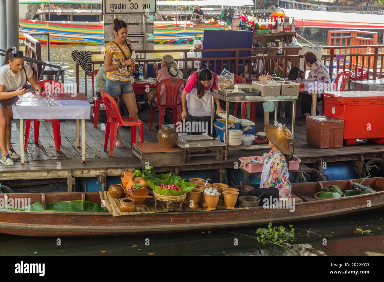 BANGKOK, THAILAND - 14. DEZEMBER 2019: Blick auf den schwimmenden Markt Taling Chan in Bangkok, Thailand Stockfoto