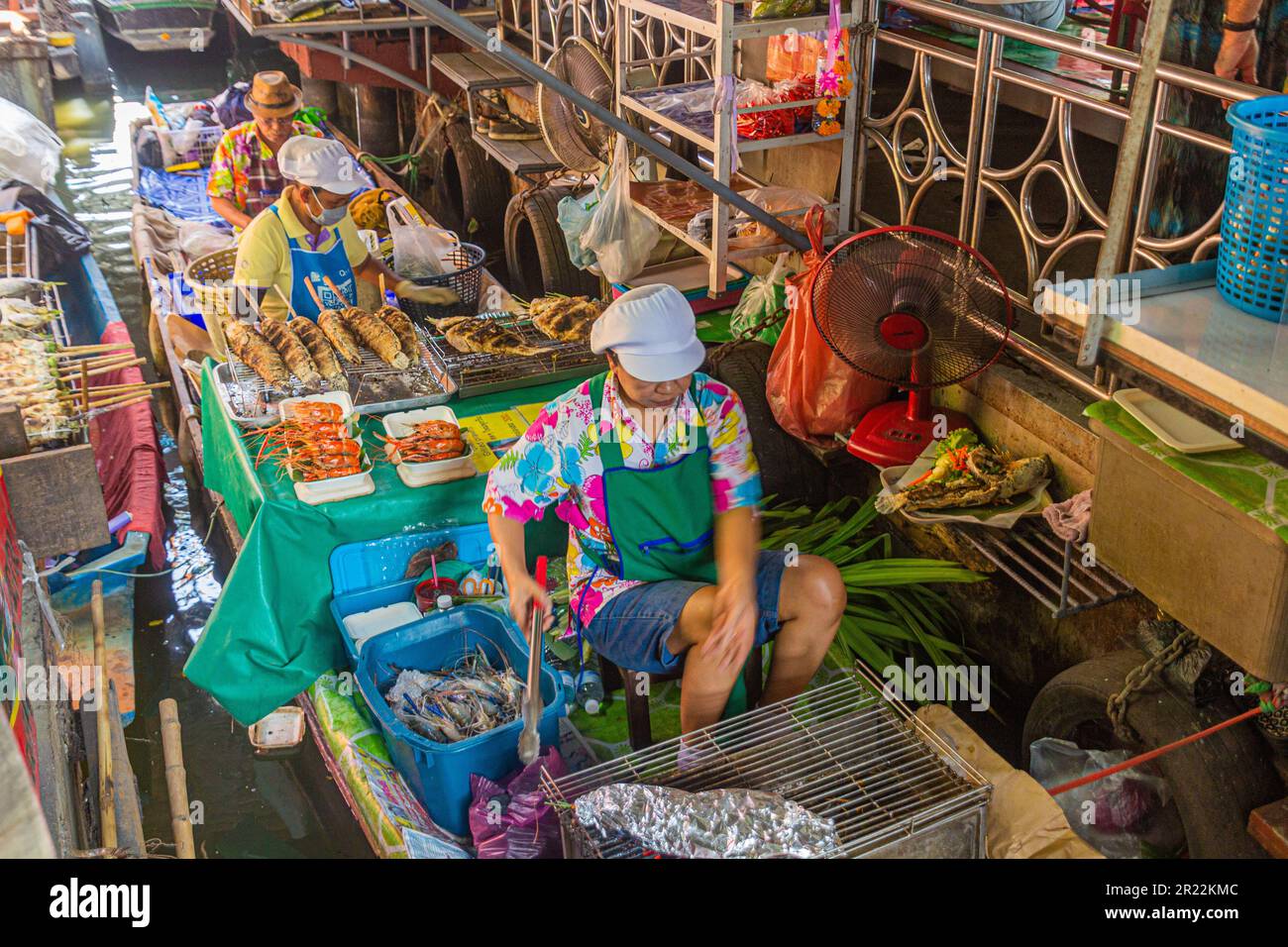BANGKOK, THAILAND - 14. DEZEMBER 2019: Kochboot auf dem schwimmenden Markt Taling Chan in Bangkok, Thailand Stockfoto