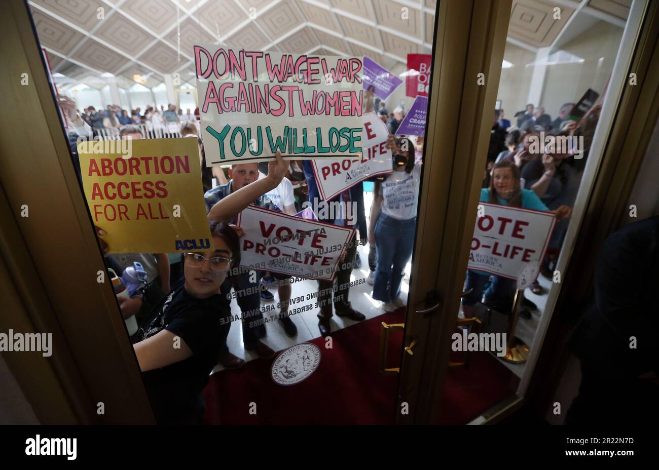 Raleigh, North Carolina, USA. 16. Mai 2023. Pro-Life- und Pro-Choice-Befürworter teilen sich während der Debatte Raum außerhalb der Kammern des NC-Senats, da neue Abtreibungsbeschränkungen in North Carolina beschlossen wurden, als die republikanische Supermehrheit der Generalversammlung von North Carolina dafür stimmte, die demokratische Regierung zu übergehen. Roy Coopers Veto gegen Senatsgesetz 20. Das Staatsrecht verbietet derzeit fast alle Abtreibungen nach 20 Wochen Schwangerschaft. Ab Juli 1 soll die Beschränkung auf 12 Wochen verschärft werden. (Kreditbild: © Bob Karp/ZUMA Press Wire) NUR REDAKTIONELLE VERWENDUNG! Nicht für den kommerziellen GEBRAUCH! Stockfoto