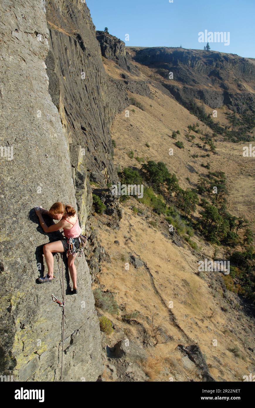 Kletterfrau im Tieton River Canyon im Bundesstaat Washington. Stockfoto