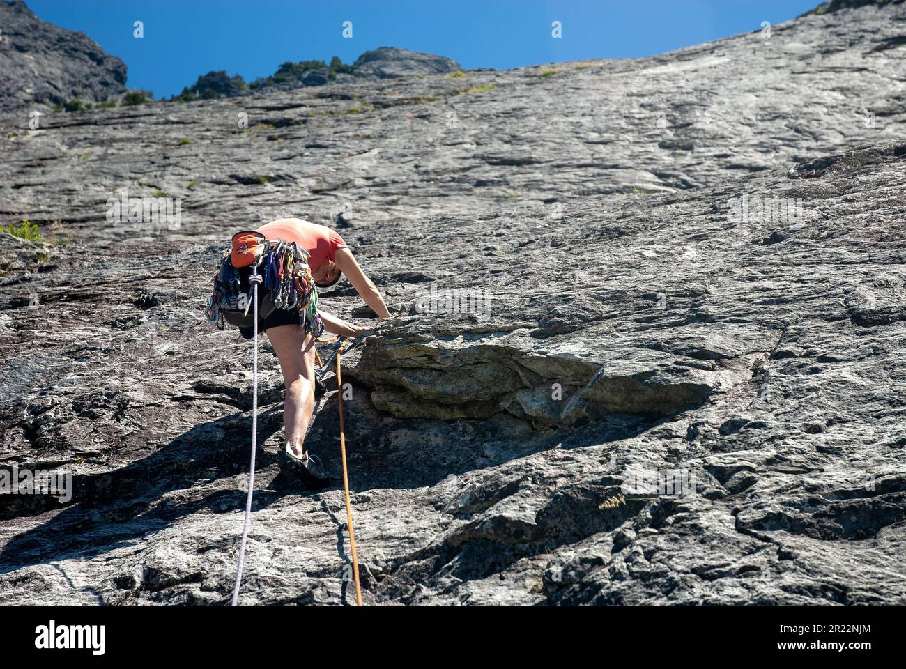 Eine Kletterfrau steigt eine lange Strecke in den Cascades Mountains im Bundesstaat Washington hinauf. Stockfoto