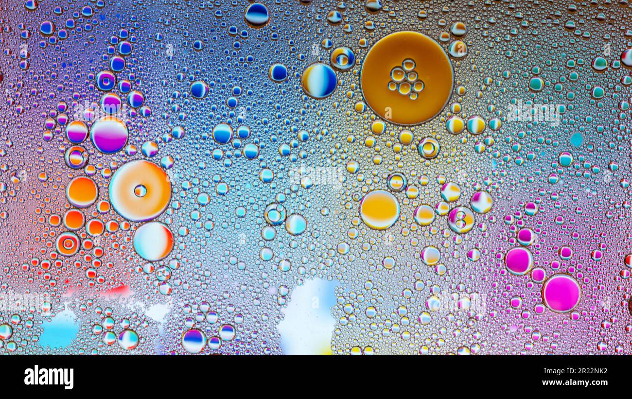 Detalle de burbujas y gotas de agua de varios colores Stockfoto