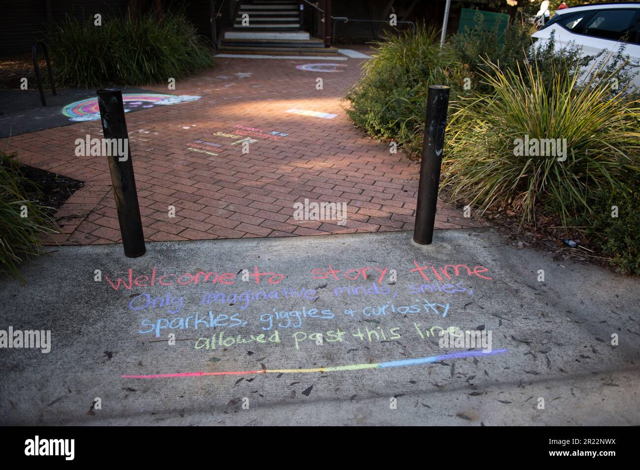 Melbourne, Australien, 17. Mai 2023. Nach der Absage eines weiteren Dragster-Storytime-Events aufgrund von Gewaltandrohungen haben die Rainbow Community Angels eine separate Veranstaltung in der Eltham Library organisiert, um die Unterstützung der LGBTQI+-Gemeinschaft für den IDAHOBIT Day zu demonstrieren, den ersten seit Dezember 2022. Kredit: Jay Kogler/Alamy Live News Stockfoto