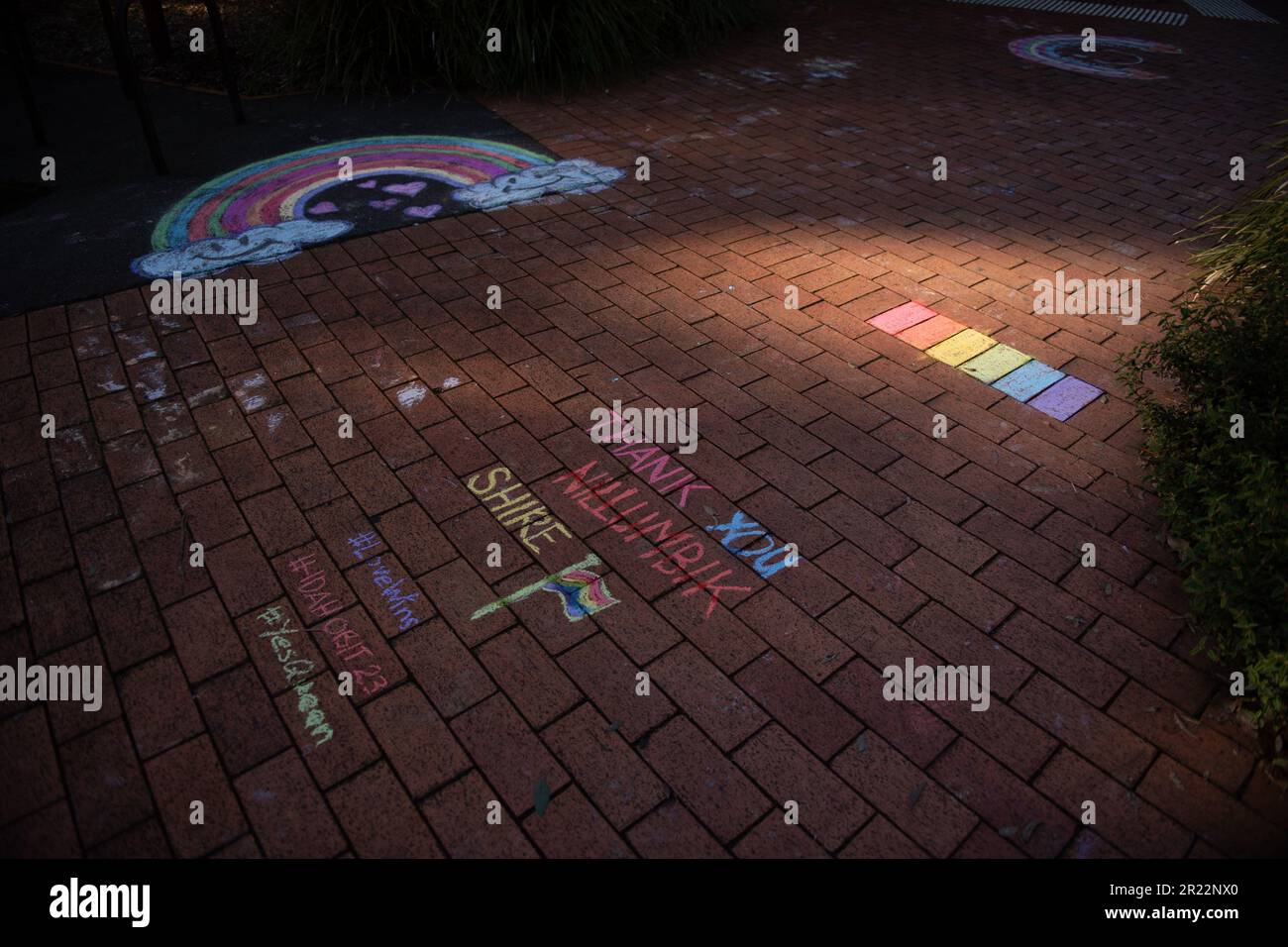 Melbourne, Australien, 17. Mai 2023. Nach der Absage eines weiteren Dragster-Storytime-Events aufgrund von Gewaltandrohungen haben die Rainbow Community Angels eine separate Veranstaltung in der Eltham Library organisiert, um die Unterstützung der LGBTQI+-Gemeinschaft für den IDAHOBIT Day zu demonstrieren, den ersten seit Dezember 2022. Kredit: Jay Kogler/Alamy Live News Stockfoto