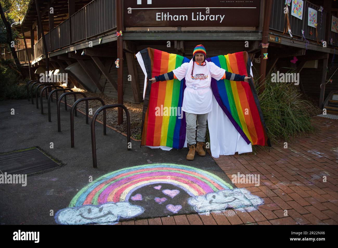 Melbourne, Australien, 17. Mai 2023. Nach der Absage eines weiteren Dragster-Storytime-Events aufgrund von Gewaltandrohungen haben die Rainbow Community Angels eine separate Veranstaltung in der Eltham Library organisiert, um die Unterstützung der LGBTQI+-Gemeinschaft für den IDAHOBIT Day zu demonstrieren, den ersten seit Dezember 2022. Kredit: Jay Kogler/Alamy Live News Stockfoto