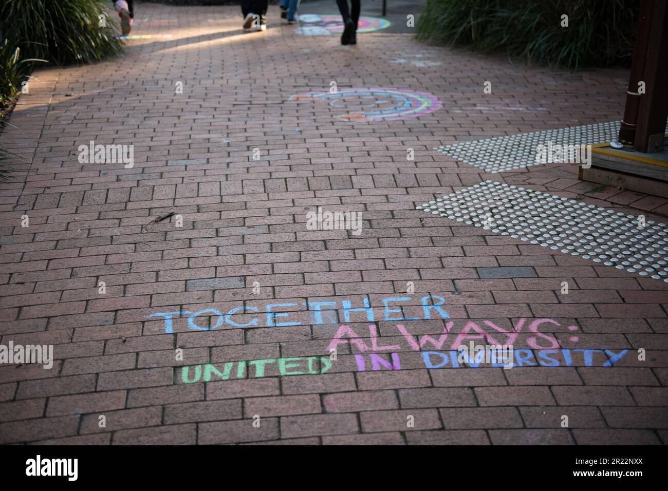 Melbourne, Australien, 17. Mai 2023. Nach der Absage eines weiteren Dragster-Storytime-Events aufgrund von Gewaltandrohungen haben die Rainbow Community Angels eine separate Veranstaltung in der Eltham Library organisiert, um die Unterstützung der LGBTQI+-Gemeinschaft für den IDAHOBIT Day zu demonstrieren, den ersten seit Dezember 2022. Kredit: Jay Kogler/Alamy Live News Stockfoto