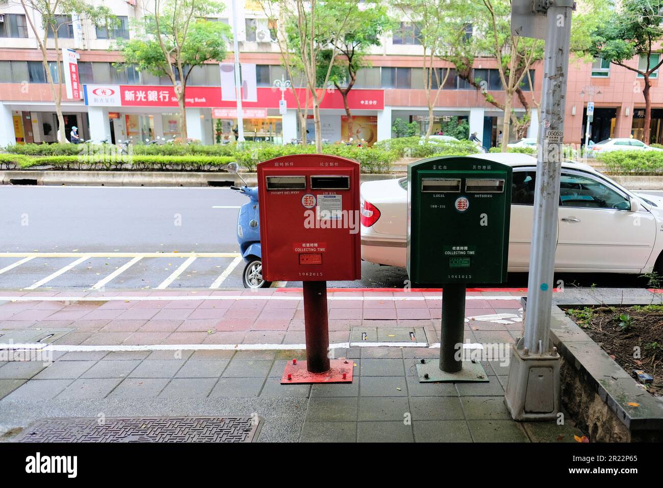 Zwei rote und grüne Briefkästen in einer Straße in Taipeh, Taiwan; Briefkästen für lokale Post und ausgehende Luftpost. Stockfoto