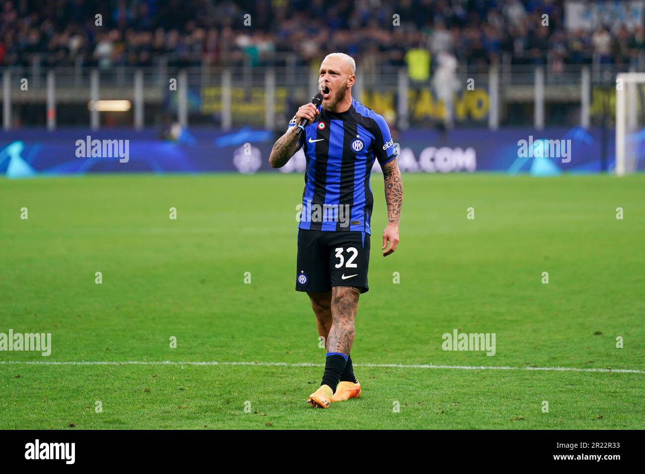 Mailand, Italien. 16. Mai 2023. Mailand, Italien, Mai 16. 2023: Federico Dimarco (32 Inter) feiert seinen Sieg und den Eintritt in das UCL-Finale vor den Fans der Curva Nord während des Halbfinalspiels der UEFA Champions League zwischen Inter und Mailand im Stadio San Siro in Mailand. (Daniela Porcelli/SPP) Kredit: SPP Sport Press Photo. Alamy Live News Stockfoto