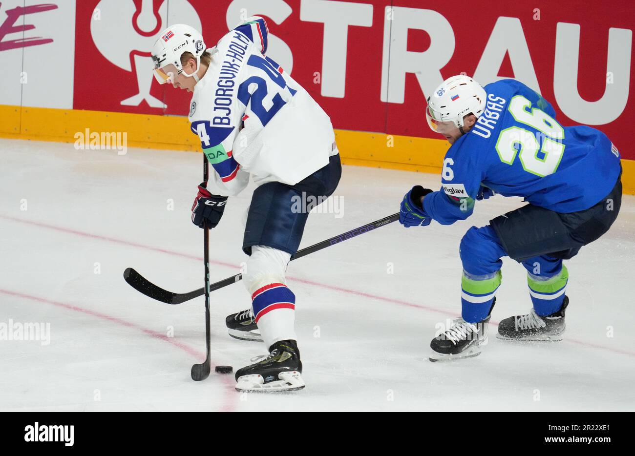 Riga, Lettland. 16. Mai 2023. Norwegens Ole Julian Bjorgvik-Holm (L) tritt bei der IIHF-Eishockey-Weltmeisterschaft 2023 in Riga (Lettland) am 16. Mai 2023 mit dem slowenischen Jan Urbas in der Gruppe B zwischen Norwegen und Slowenien an. Kredit: Edijs Palens/Xinhua/Alamy Live News Stockfoto