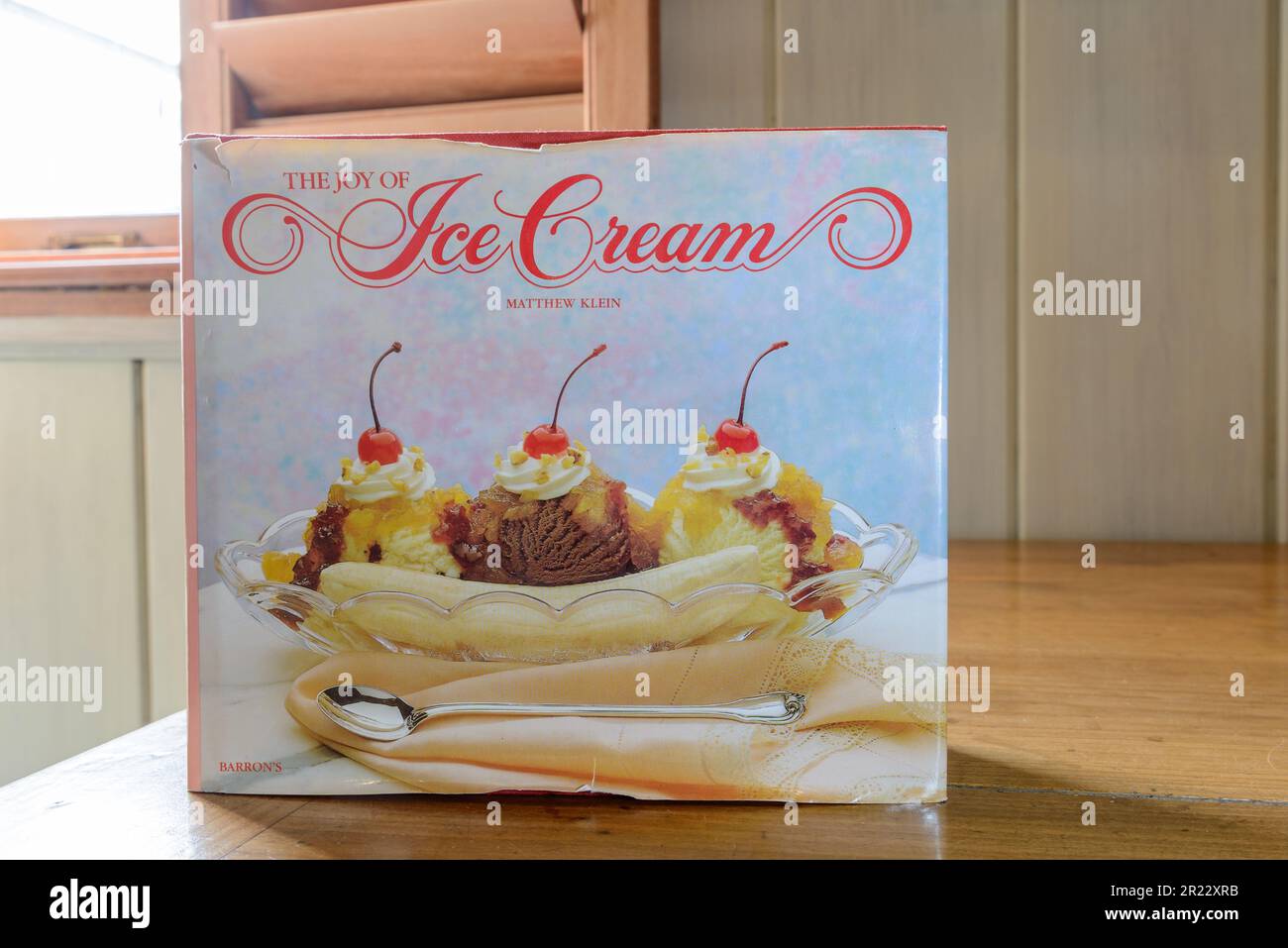 NEW ORLEANS, LA, USA - 12. MAI 2023: Titelseite des Rezeptbuchs „The Joy of Ice Cream“ auf dem Tisch Stockfoto
