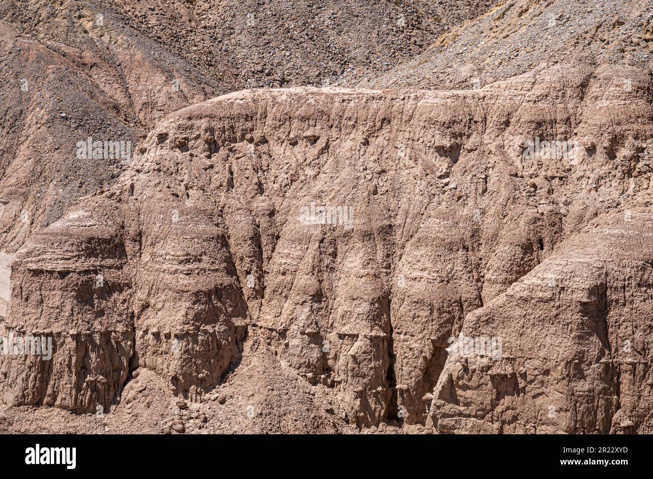 Borrego Springs, CA, USA - 24. April 2023: Aussichtspunkt Ocotillo Wells entlang des Borrego Salton Sea Way oder S22 zeigt braune Steinklippen Stockfoto