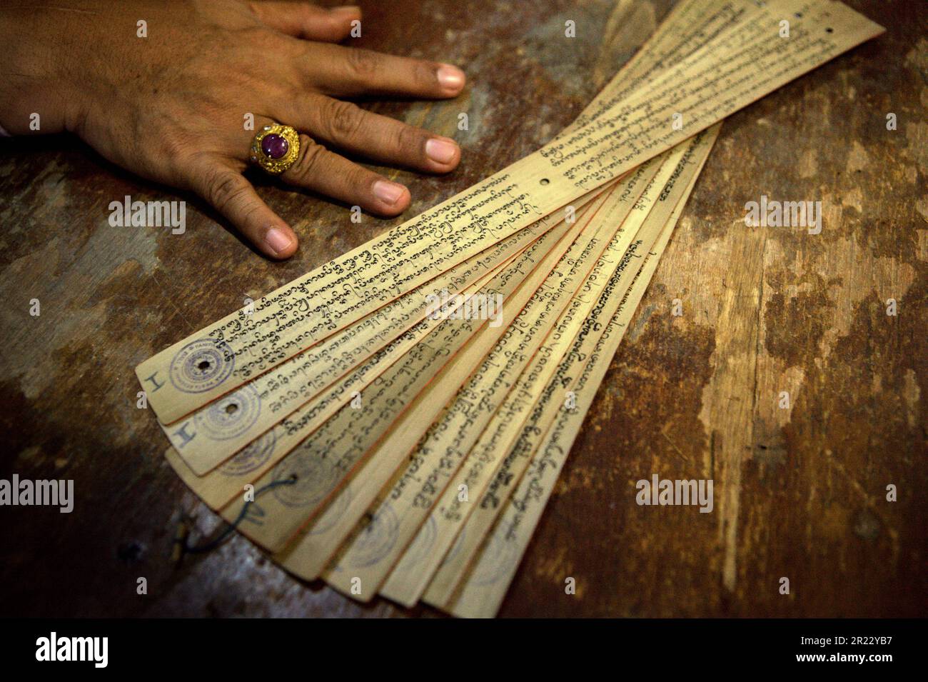 Alte balinesische Handschriften aus Palmenblättern; fotografiert während eines Kunstfestivals im Denpasar Art Centre in Denpasar, Bali, Indonesien. Stockfoto