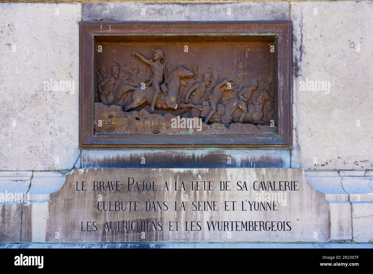Bronzetafel auf dem Sockel der Reiterstatue Napoleons auf dem Legion of Honor Square in der Stadt Montereau Fault Yonne in seine et Marn Stockfoto