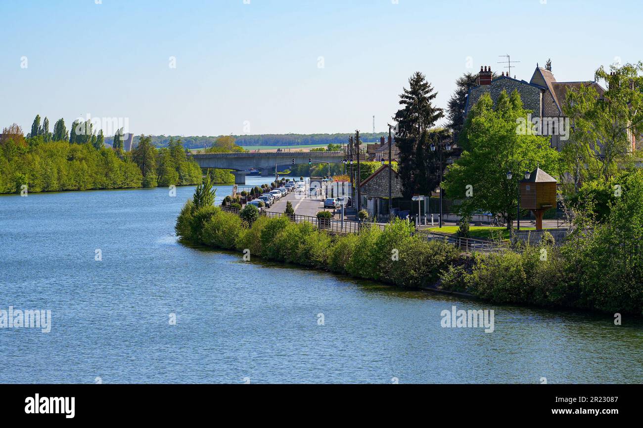 Straße am Ufer des Flusses Yonne in der Stadt Montereau Sure Yonne in seine et Marne, Frankreich Stockfoto