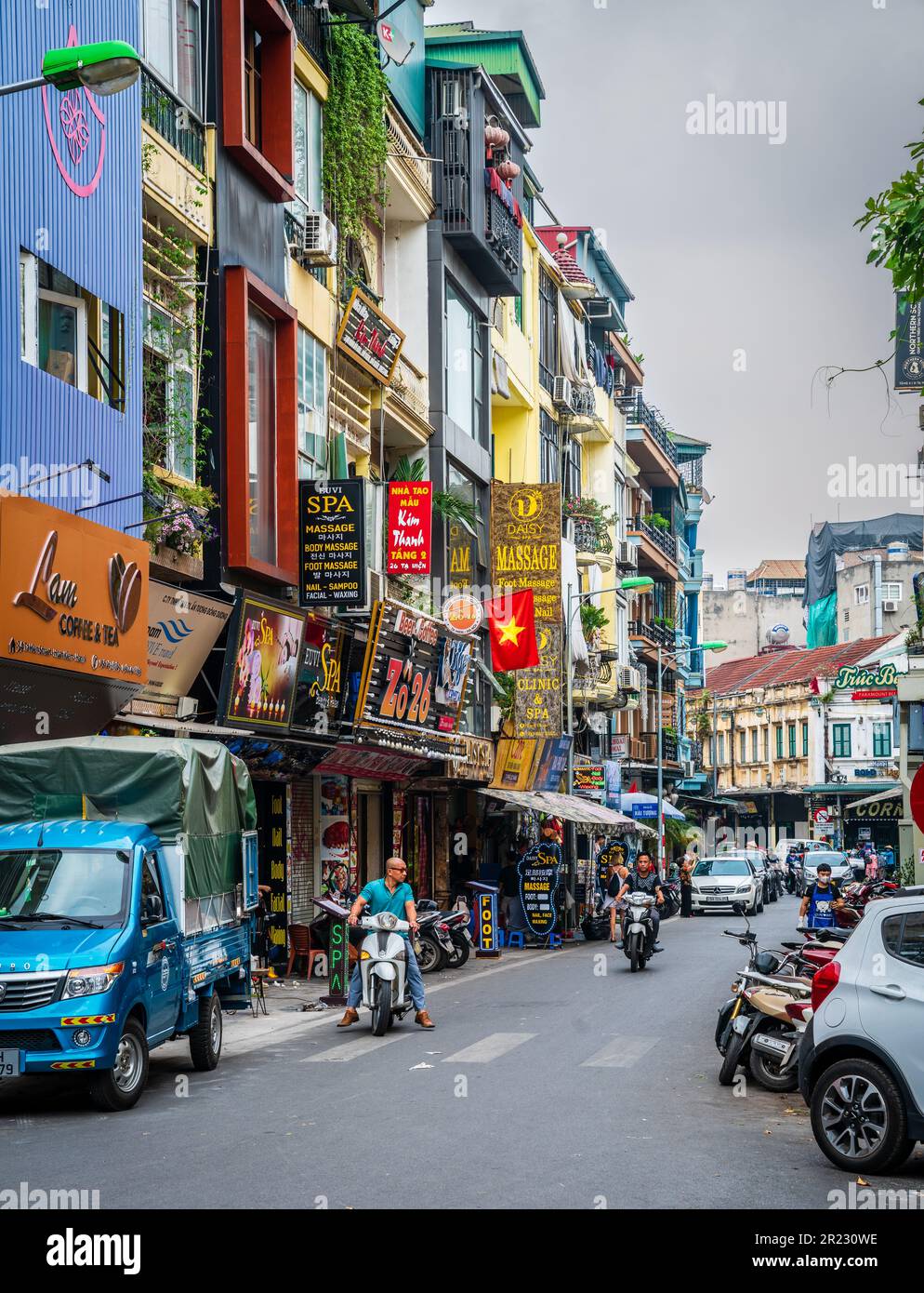 Hanoi, Vietnam, 15. November 2022: Geschäftige Straßenszene im French Quarter von Hanoi. Stockfoto