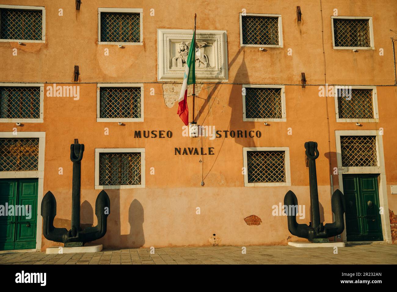 Die Inschrift auf dem Gebäude im Italienischen Historischen Marinemuseum. venedig, italien - Mai 2023. Hochwertiges Foto Stockfoto