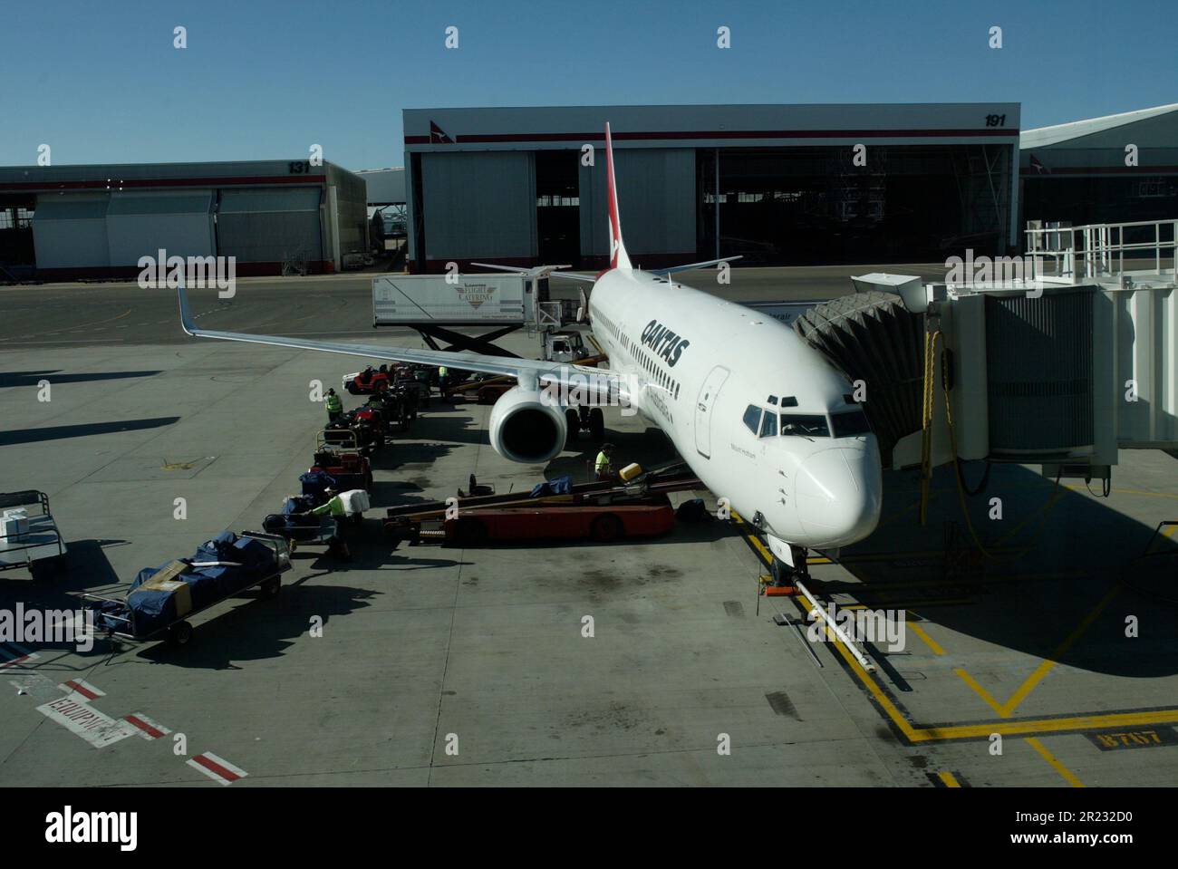 Flugbewegungen am Flughafen Sydney (Kingsford Smith) an der Botany Bay in Sydney, Australien. Stockfoto