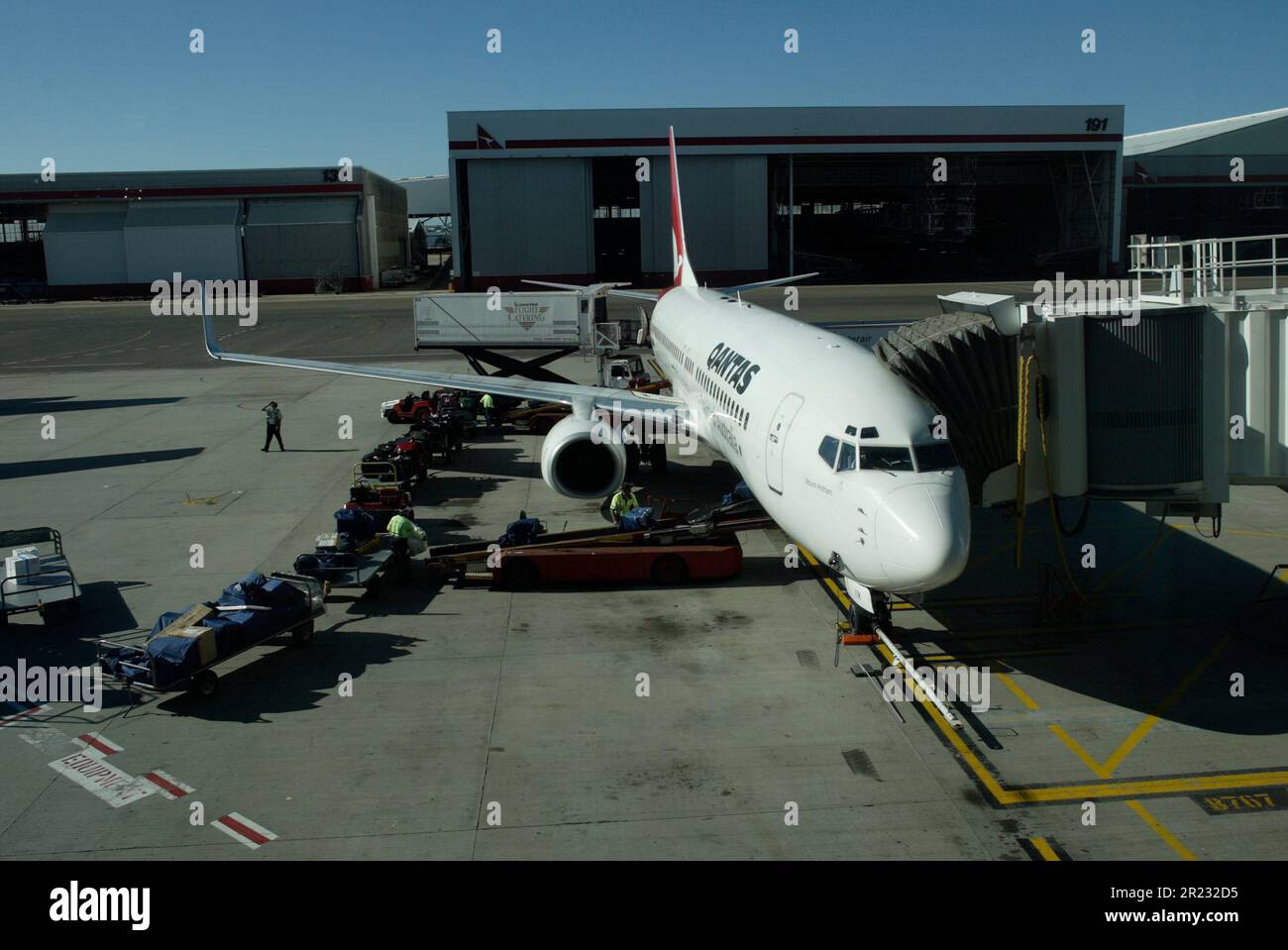 Flugbewegungen am Flughafen Sydney (Kingsford Smith) an der Botany Bay in Sydney, Australien. Stockfoto