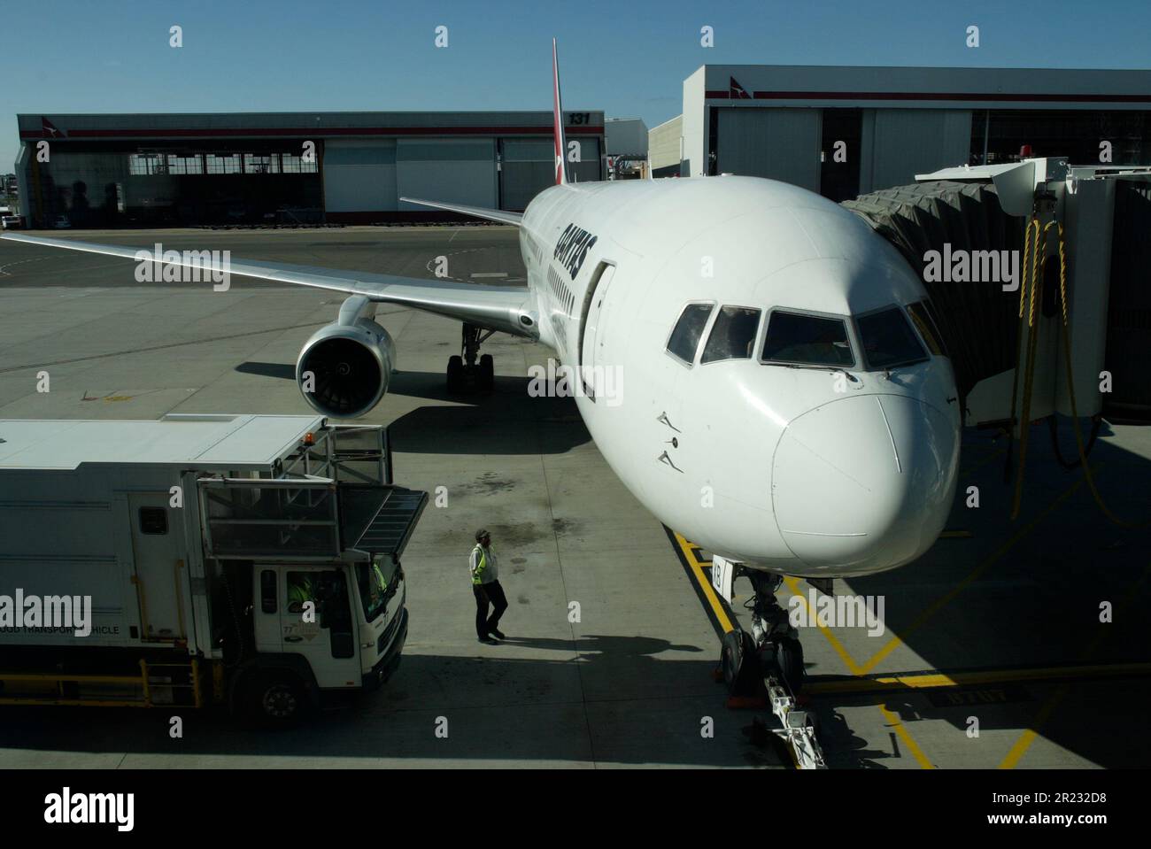 Flugbewegungen am Flughafen Sydney (Kingsford Smith) an der Botany Bay in Sydney, Australien. Stockfoto