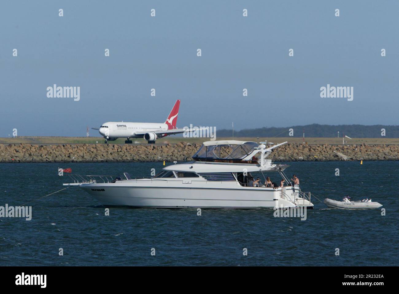 Flugbewegungen am Flughafen Sydney (Kingsford Smith) an der Botany Bay in Sydney, Australien. Stockfoto