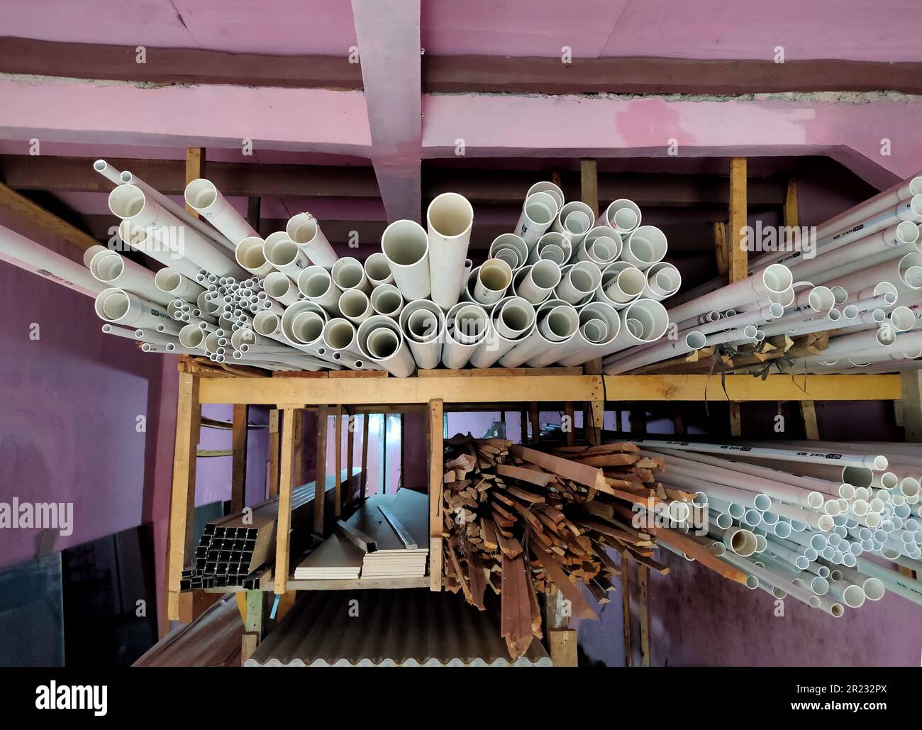 Ein paar Haufen Rohre und Rohrverbindungen befinden sich in einem Materialladen in der Nähe des Marktes in meiner Stadt Stockfoto