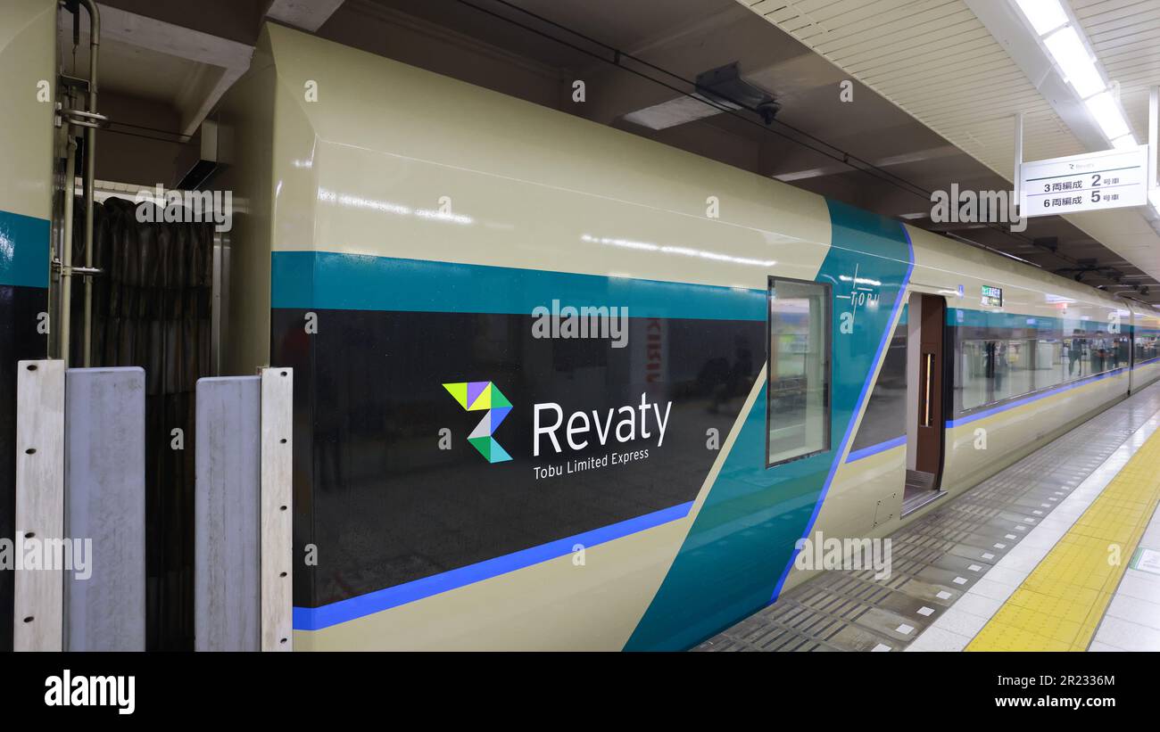 Tokio, Japan Mai 1 2023: Tobu 500-Serie mit dem Markennamen Revaty, die in der Tobu Kinugawa-Linie tätig ist Stockfoto