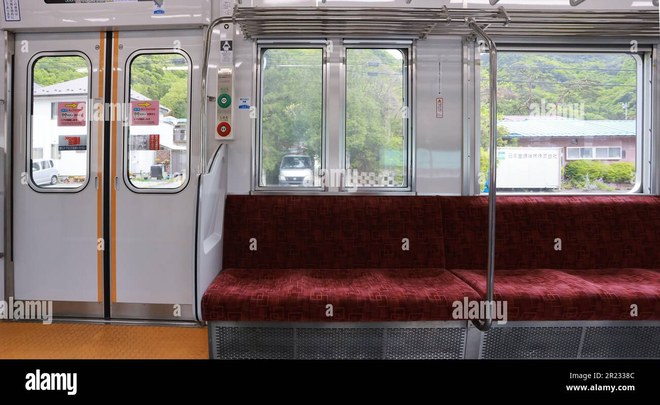 Tobu Kinugawa Line in Kinugawa Onsen, einem Thermalbad in Japan. Tobu This Line ist nur eine Eisenbahn im Gebiet von Kinugawa. Stockfoto